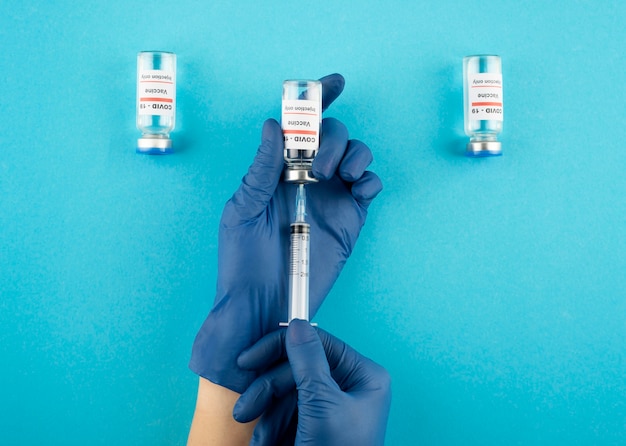 Close-up hand met coronavirusvaccin