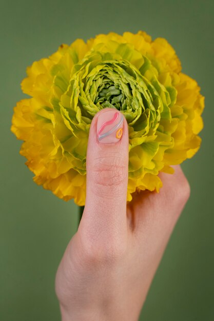 Close-up hand met gele bloem