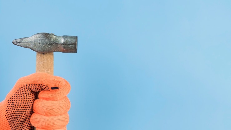 Gratis Foto close-up hand met hamer