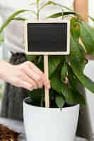 Gratis foto close-up hand met houten bord