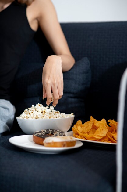 Close-up hand met popcorn