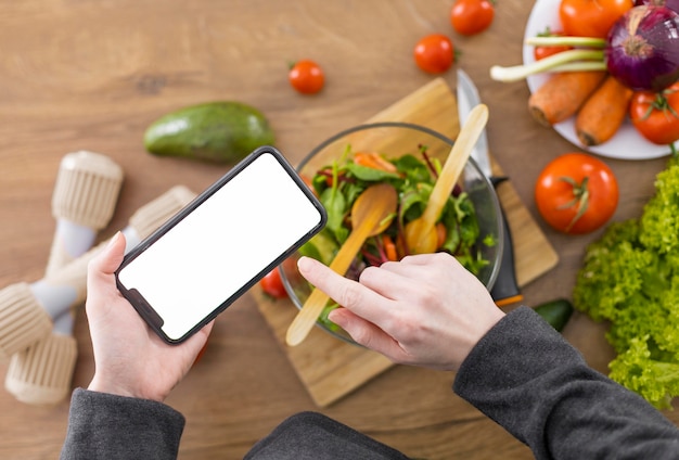 Close-up hand met smartphone