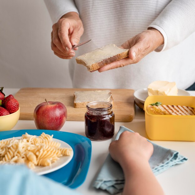 Close-up hand met sneetje brood