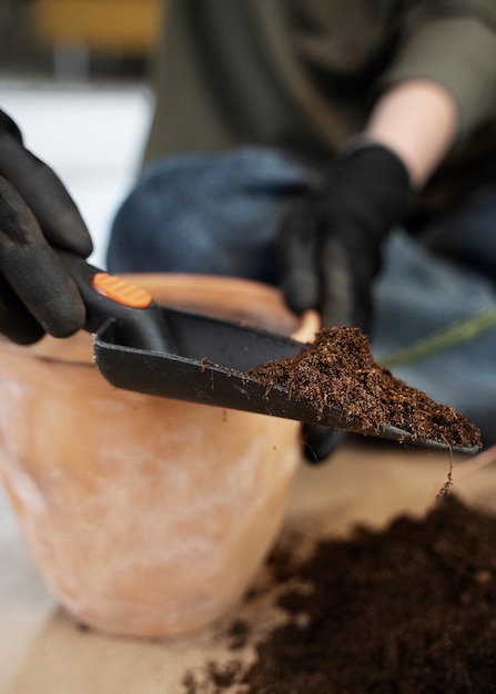 Gratis foto close-up hand met tuinschepje