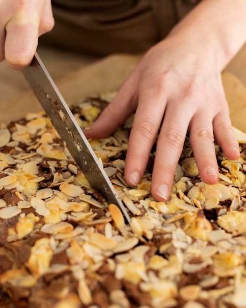 Gratis foto close-up hand snijden dessert