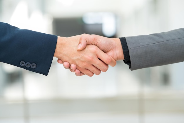 Close-up hand van zakenman handdruk voor teamwork van zakelijke fusie partnerschap en zakelijke deal, succesvolle onderhandelingen, hand schudden