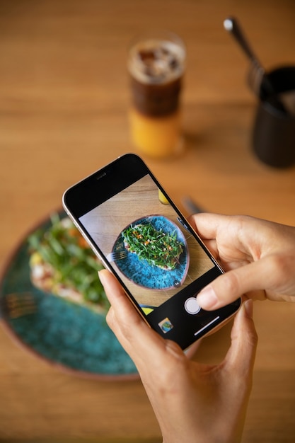 Close-up handen die foto's maken met smartphone