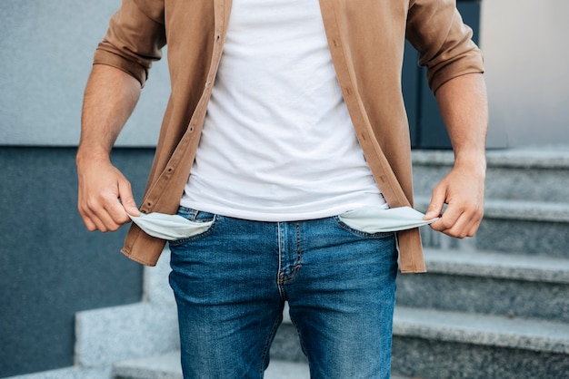 Gratis foto close-up handen die jeanszakken uittrekken