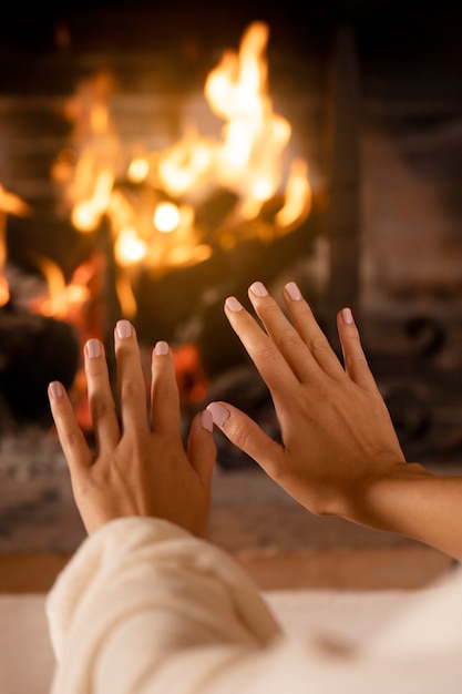 Close-up handen die warmer worden bij het vuur