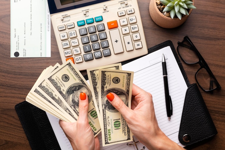 Gratis Foto close-up handen geld tellen