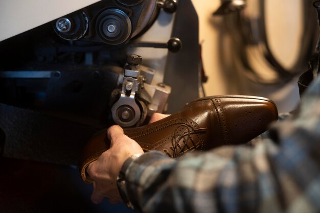 Close-up handen maken schoen