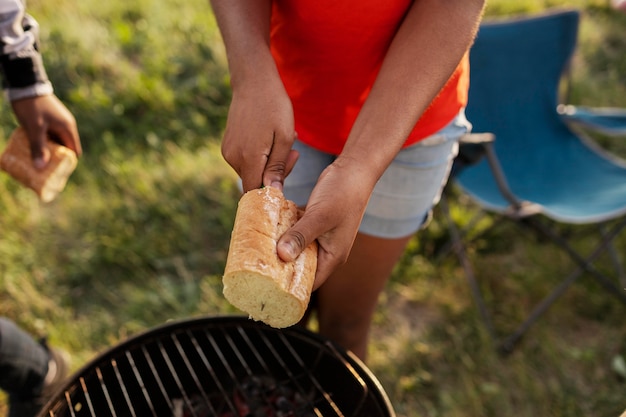 Close-up handen met brood