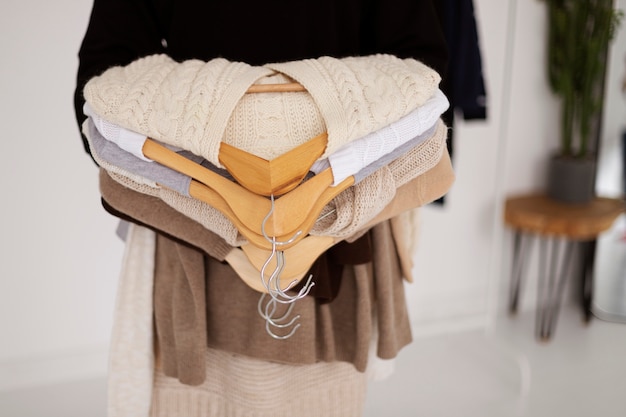 Gratis foto close-up handen met kleding