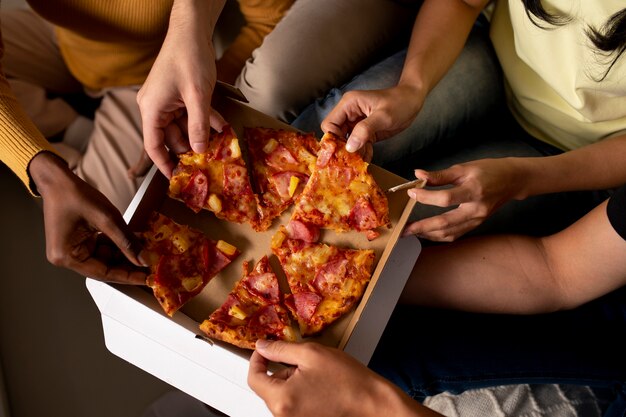 Close-up handen met pizza