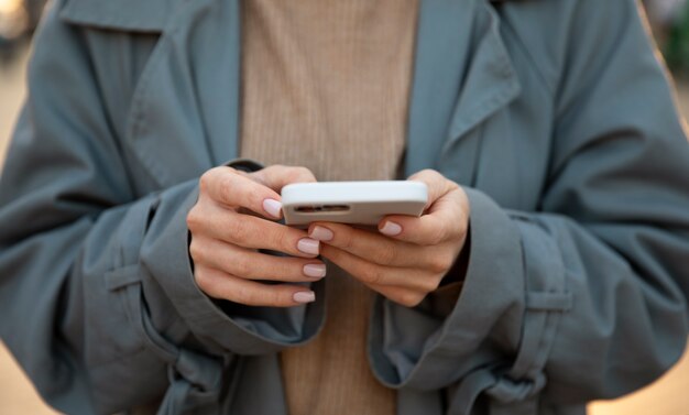 Close-up handen met smartphone