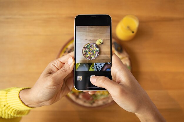 Close-up handen met smartphone