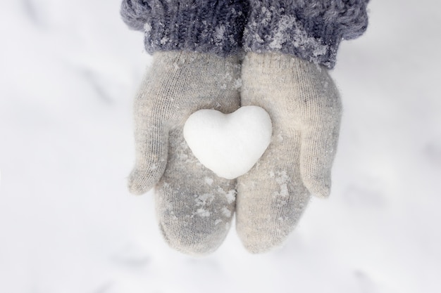 Gratis foto close-up handen met sneeuw