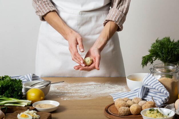 Close-up handen met voedselkroket