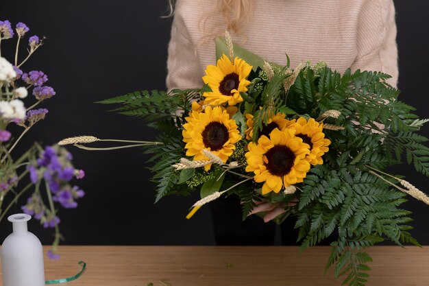 Close-up handen met zonnebloemen