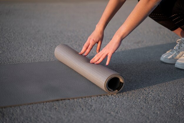 Close-up handen verspreiden yoga mat