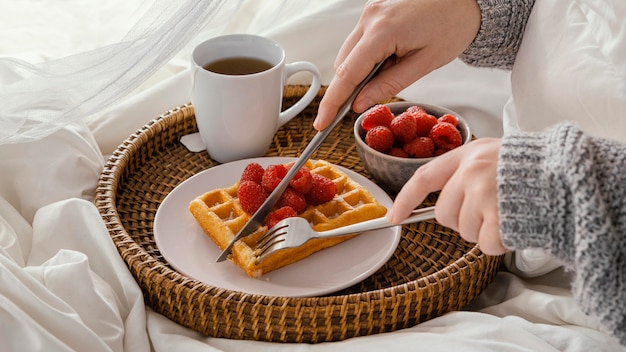 Gratis foto close-up handen wafel snijden