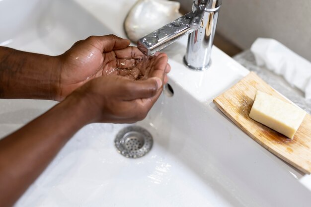 Close-up handen wassen