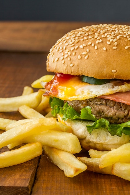 Close-up heerlijke hamburger en frietjes