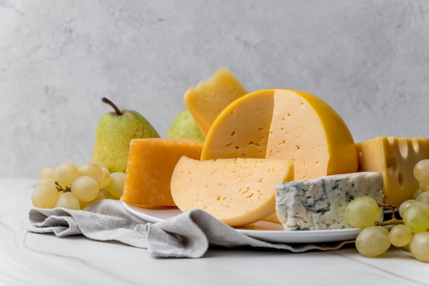 Close-up heerlijke variëteit aan kaas met druiven