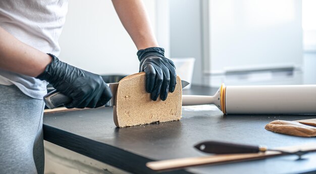 Close-up het proces van het maken van handgemaakte peperkoek