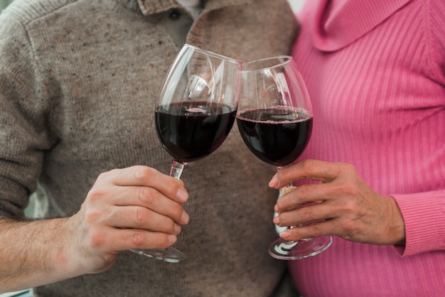 Gratis foto close-up hogere paar het drinken wijn