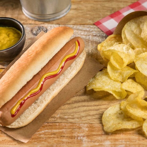 Gratis foto close-up hotdog en chips