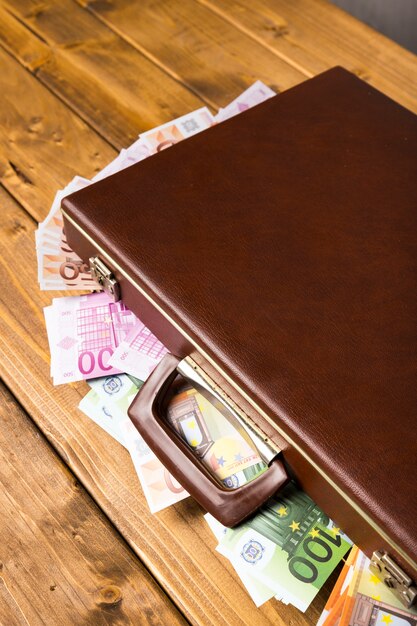 Close-up houten koffer met binnen geld