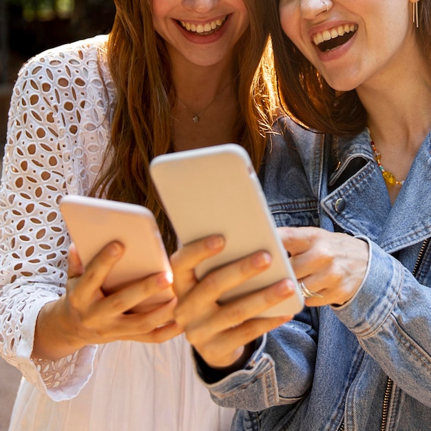 Close-up jonge vriendinnen met mobiel