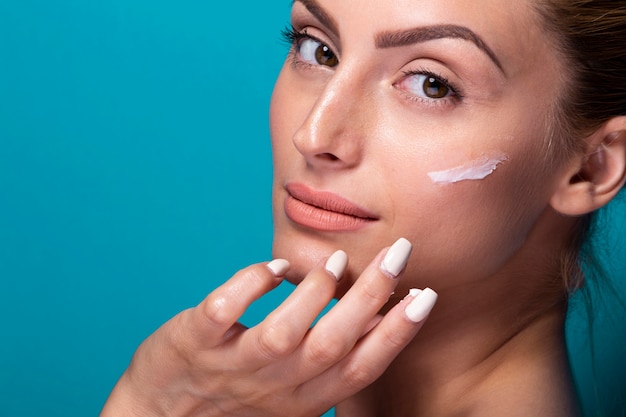 Gratis foto close-up jonge vrouw die haar gezicht hydrateert