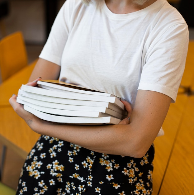 Gratis foto close-up jonge vrouw met boeken