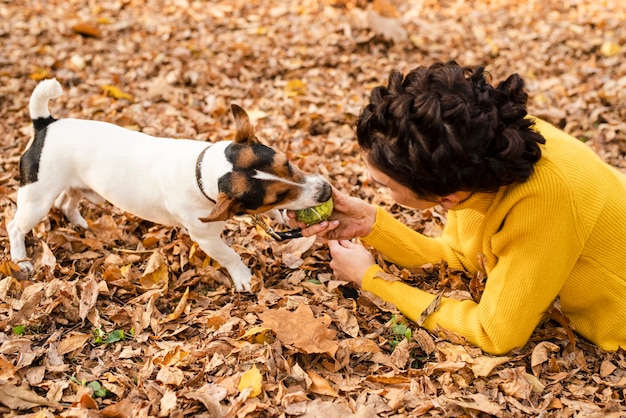 Gratis foto close-up jonge vrouw speelt met haar hond