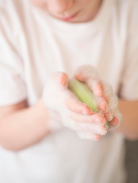 Close-up jongen handen wassen