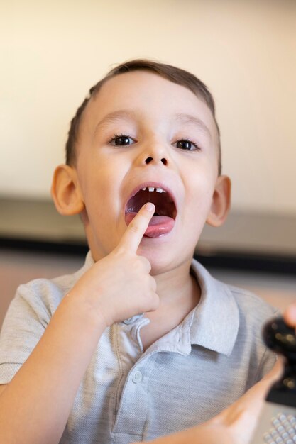 Close-up jongen met open mond