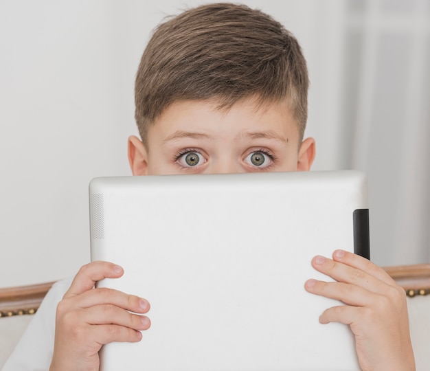 Close-up jongetje met een tablet