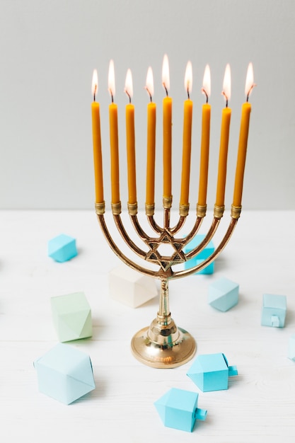 Gratis foto close-up joodse kaarsenhouder voor hanukkah