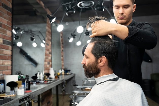 Close-up kapper met stylingtools