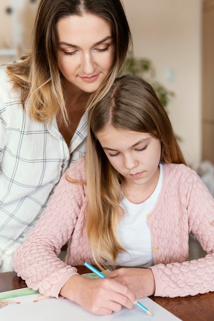 Gratis foto close-up kind tekenen op papier