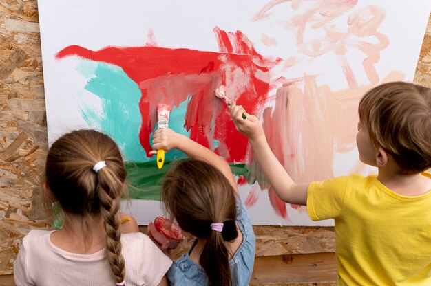 Close-up kinderen die samen schilderen painting