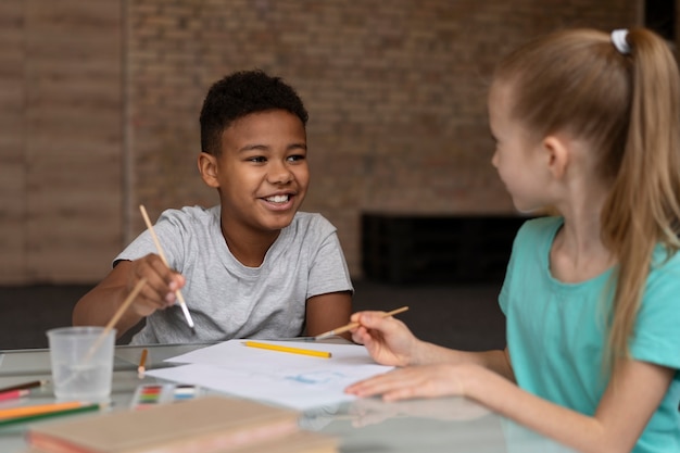 Close-up kinderen die samen schilderen