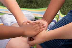 Gratis foto close-up kinderen hand in hand