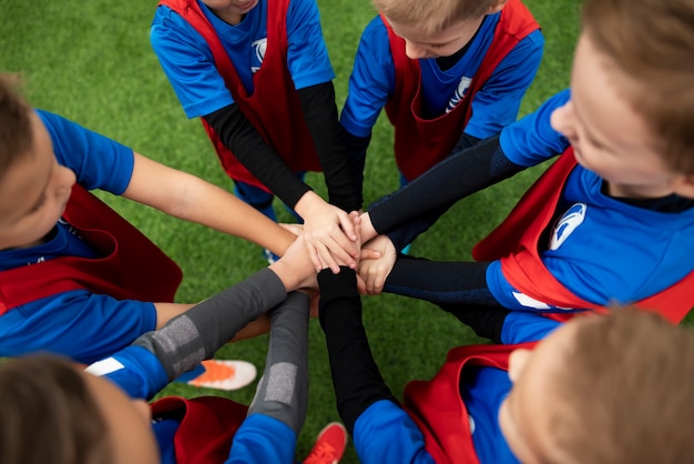 Close-up kinderen handen in elkaar zetten