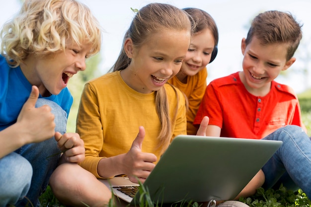 Close-up kinderen met duimen omhoog