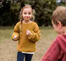 Gratis foto close-up kinderen samenspelen