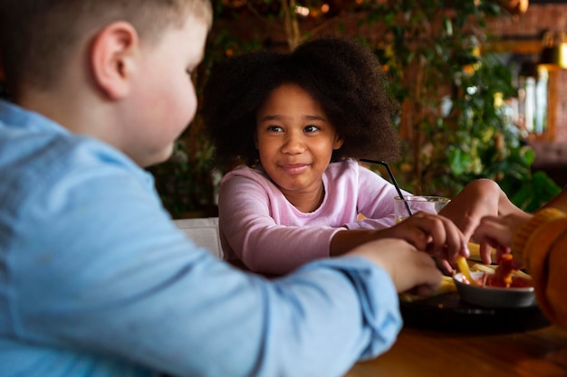 Close-up kinderen zitten aan tafel