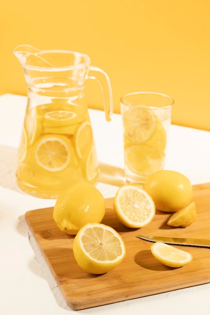 Close-up klaar om smakelijke limonade te serveren